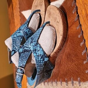 Donald Pliner lizard leather platform sandals. Light blue, gray, black. 8 Narrow